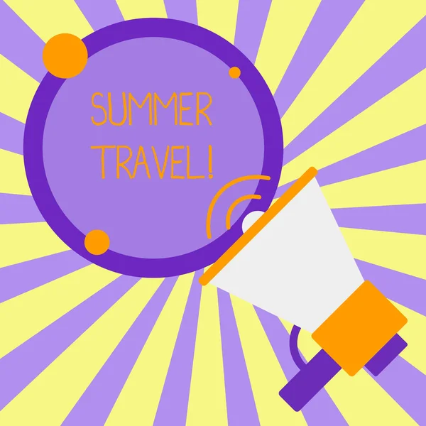 여름 여행을 쓰는 필기 텍스트. 개념 의미 특정 여행 또는 여행 일반적으로 레크리에이션의 목적을 위해 말하기 트럼펫 빈 둥근 스트로크 음성 텍스트 풍선 발표. — 스톡 사진