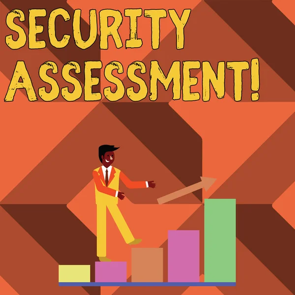 Signo de texto que muestra evaluación de seguridad. Estudio fotográfico conceptual para localizar vulnerabilidades y riesgos de seguridad informática Smiling Businessman Climbing Colorful Bar Chart Following an Arrow Going Up . —  Fotos de Stock