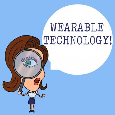 Giyilebilir Teknoloji 'yi gösteren bir not yazıyorum. Aksesuar olarak takılabilen elektronik cihazların olduğu bir iş fotoğrafı. Büyüteç Büyüteci Kadın Büyük Gözlü Boş Konuşma Baloncuğu.