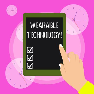 Giyilebilir Teknolojiyi gösteren kavramsal el yazısı. Aksesuar olarak giyilebilir elektronik cihazlar vitrine Cilalı Tırnaklar Işaret Tablet Ekran Off.