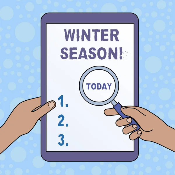 テキストを書く冬の季節。極性および温帯地域における今年の寒い季節のビジネスコンセプトタッチスクリーンタブレットに対する拡大ガラスを保持する手. — ストック写真
