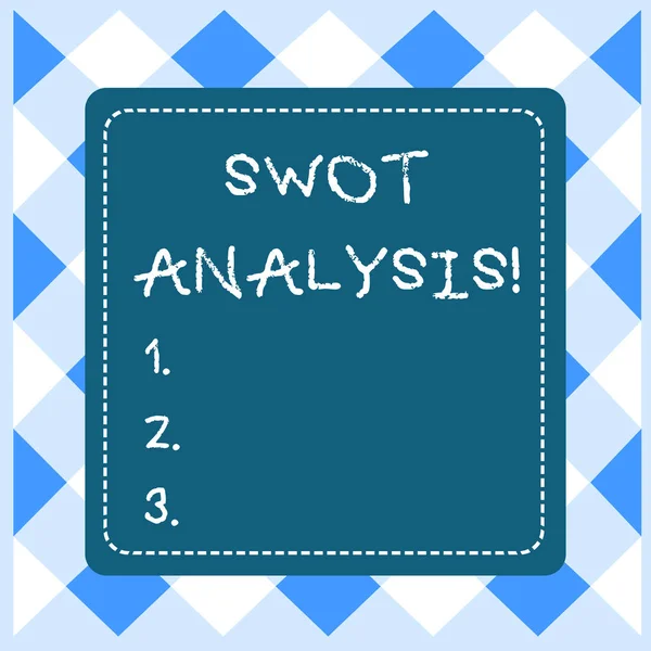 Textový znak zobrazující SWOT Analysis. Koncepční rámec pro hodnocení společnosti je konkurenční pozice čárkovaná čára prázdný čtverec barevný Vystřikovaný rámeček světlé pozadí. — Stock fotografie