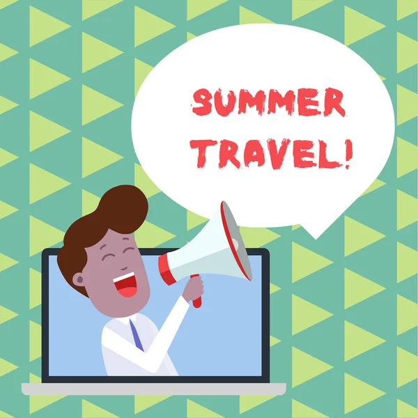 Píšu text Summer Travel. Obchodní koncept pro konkrétní cestu nebo cestu obvykle za účelem rekreace Man Speaking Through Laptop do Loudhailer Prázdné řeči Bubble Oznámení. — Stock fotografie