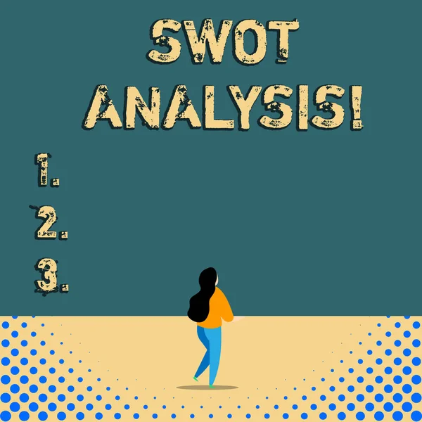 Signo de texto que muestra análisis de Swot. Marco fotográfico conceptual utilizado para evaluar la posición competitiva de una empresa . —  Fotos de Stock