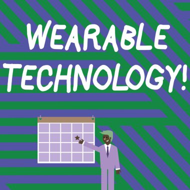 El yazısı metin yazma Giyilebilir Teknoloji. Aksesuar olarak giyilebilen elektronik cihazlar anlamına gelen konsept İşadamı Gülümseyerek Ve Duvarda Star Hang ile Renkli Takvime İşaret Ediyor.