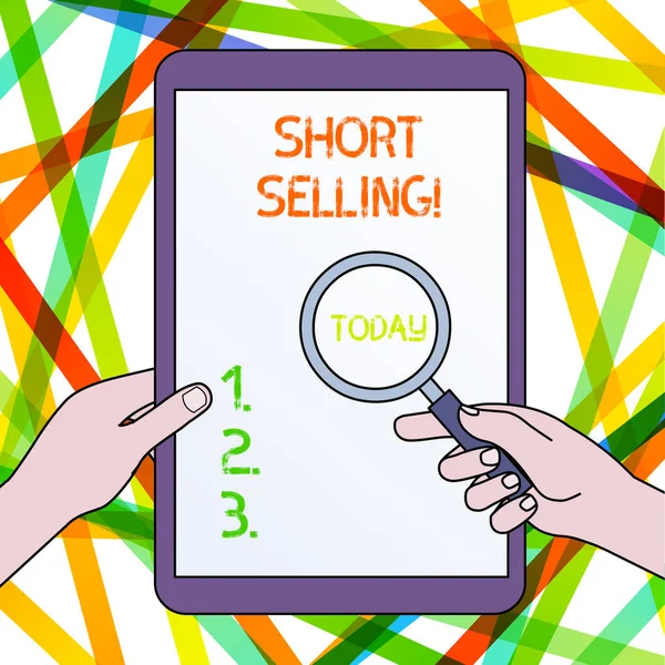 Text rukopisu krátký prodej. Koncept význam akt prodeje majetku, který momentálně není vlastněno ruce přidržující zvětšovací sklo proti vypnutí dotykové obrazovky tablet. — Stock fotografie