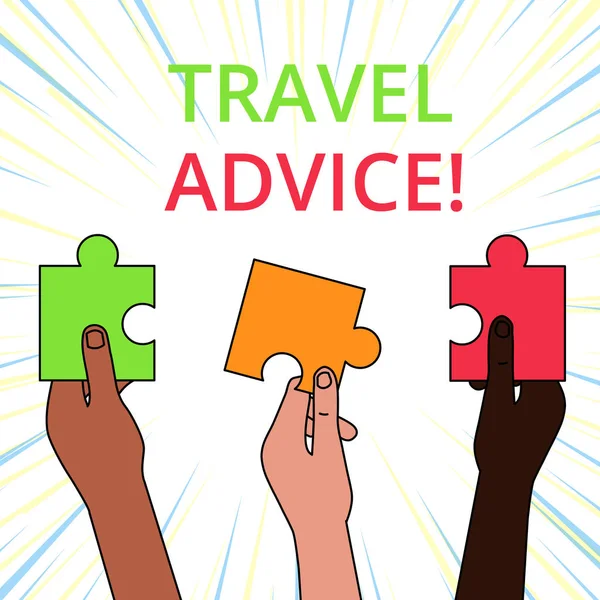 Koncepcyjny pisanie ręczne pokazujące Travel Advice. Business Photo gablota porady związane z odpowiedzialnym podróży w wybranym miejscu trzy kolorowe puzzli kawałki w różnych ludzi ręce. — Zdjęcie stockowe