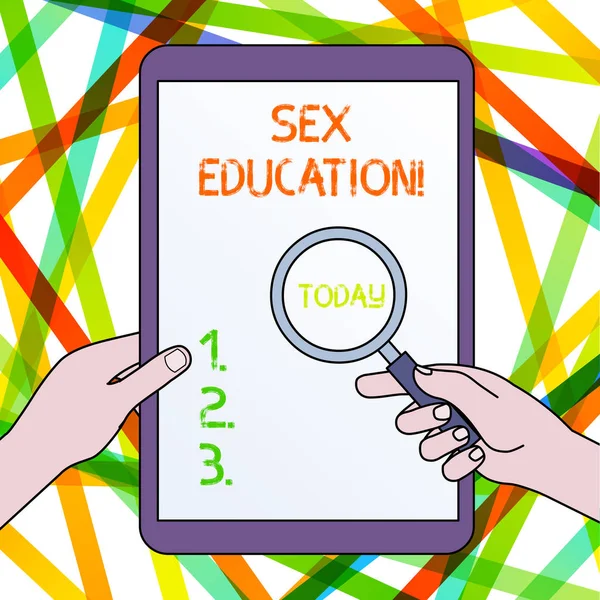 Texto de escritura Educación Sexual. Concepto significado Instrucción de cuestiones relacionadas con la sexualidad huanalysis y anatomía Manos sosteniendo lupa contra la tableta de pantalla táctil apagada . —  Fotos de Stock