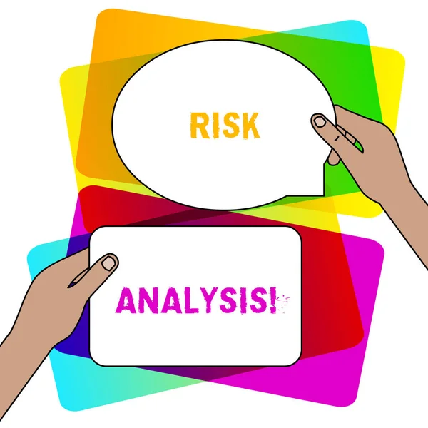 Handgeschreven tekst schrijven risicoanalyse. Concept betekent herziening van de Risico's verbonden aan een bepaalde gebeurtenis twee lege dacht tabletten tekens in handen één boven andere tekstruimte gehouden. — Stockfoto