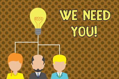 Size Ihtiyacımız olduğunu gösteren metin işareti. Bazı iş veya hedef grup üç yönetici kişi fikir simgesini paylaşan biri birlikte çalışmak isteyen kavramsal fotoğraf. Başlangıç ekibi toplantısı.