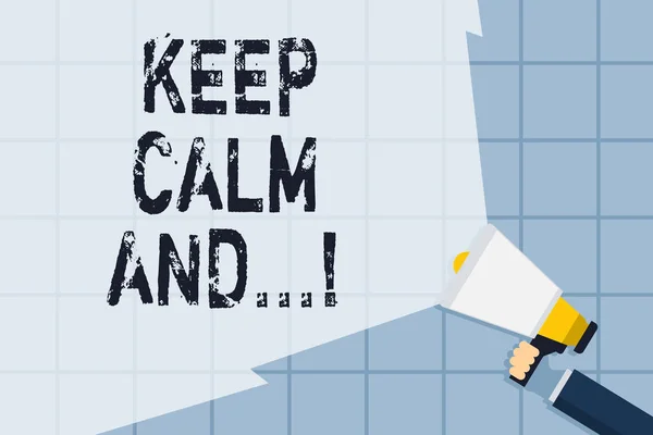 Koncepcyjny pisania ręcznego pokazano Zachowaj spokój i. Business Photo tekst motywacyjny plakat wyprodukowany przez rząd brytyjski Hand Holding megaphone z Wide Beam rozszerzanie głośności. — Zdjęcie stockowe