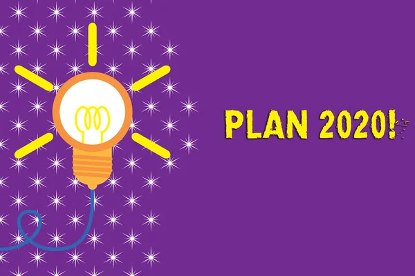 Написання записки з показом плану 2020 року. Бізнес-фото демонструє детальну пропозицію щодо виконання або досягнення чогось наступного року Лампочка Ідеї Успішна ідея повороту винаходу Старт . — стокове фото