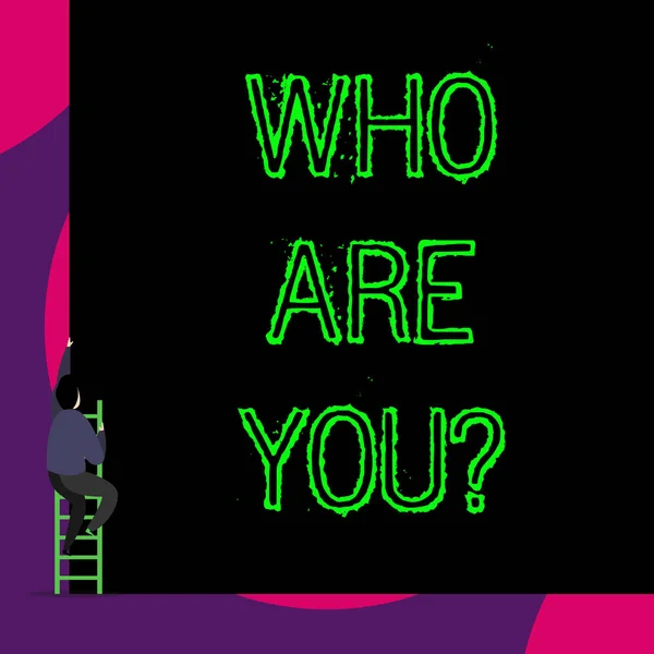 Написання тексту "Хто ти є питанням". Концепція, що означає запитати про чиюсь ідентичність або демонструвати інформацію Назад Вид молодий чоловік піднімається по сходах, лежачи великий порожній прямокутник . — стокове фото