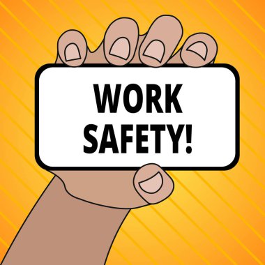 Çalışma güvenliği gösteren metin işareti. Çalışanların sağlığını sağlamak için kavramsal fotoğraf politikaları ve prosedürleri boş ekran ve metin alanı ile el ile tutulan Smartphone cihazı closeup.