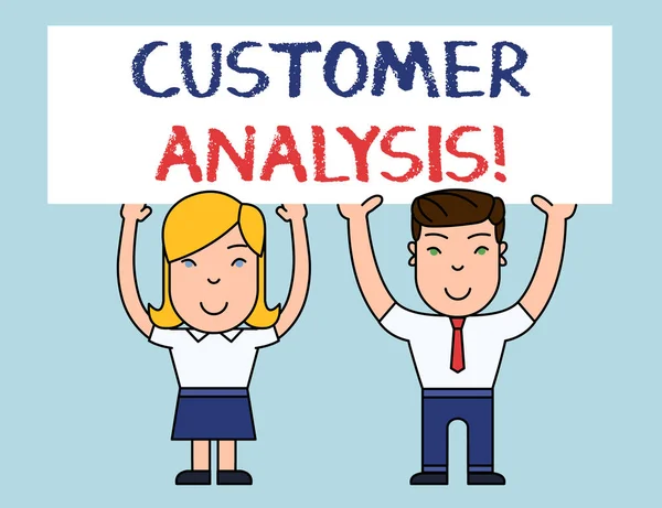 顧客分析を示すメモを書く。会社 s の系統的検査を紹介するビジネス写真は顧客情報であり、ポスターボードを持つ2人の笑顔が手で頭上. — ストック写真