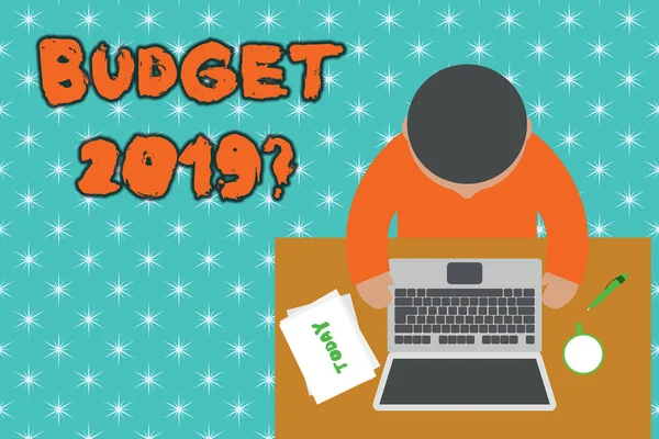 Χειρόγραφο κείμενο προϋπολογισμός 2019 ερώτηση. Concept έννοια εκτίμηση των εισοδημάτων και των δαπανών για το επόμενο έτος άνω όψη νέος άνθρωπος καθιστός εργασίας επιτραπέζιο laptop έγγραφα καφέ κούπα στυλό. — Φωτογραφία Αρχείου