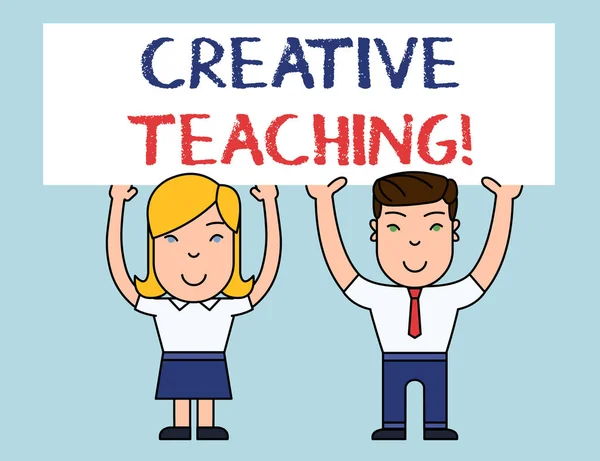 Skriv anteckning som visar kreativ undervisning. Business foto skylta göra något fint av inlärnings situationer två leende människor håller affisch styrelse overhead med händerna. — Stockfoto