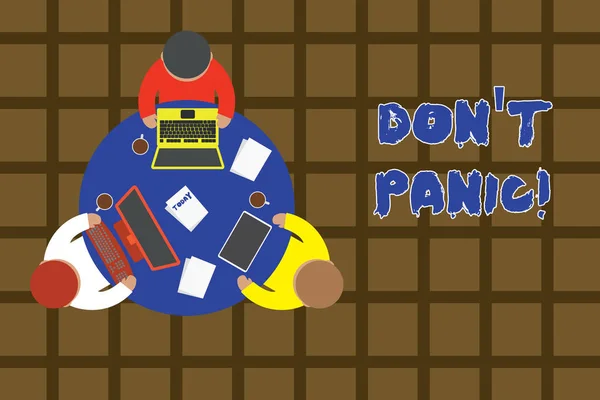 การเขียนข้อความ Don T Panic แนวคิดทางธุรกิจสําหรับกระทันหันรู้สึกกังวลหรือกลัวจนคุณไม่สามารถทําตัวเป็นพนักงานตารางกลมทํางานอุปกรณ์อิเล็กทรอนิกส์เอกสารถ้วยกาแฟ . — ภาพถ่ายสต็อก