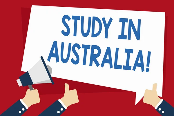 Woord schrijven tekst studie in Australië. Business concept voor het in het buitenland te gaan om uw studie te voltooien hand holding megafoon en andere twee Gesturing thumbs up met tekstballon. — Stockfoto