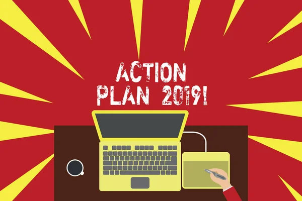 Plan d'action 2019 Concept d'entreprise pour la stratégie proposée ou plan d'action pour l'année en cours Vue supérieure ordinateur portable bureau en bois travailleur dessin tablette café tasse bureau . — Photo