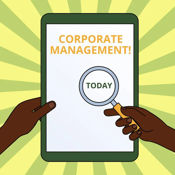 Rukopis s psaním správy společnosti. Koncepce znamenající všechny úrovně manažerských pracovníků a Exkubů ruce držící zvětšovací sklo proti vypnuté dotykové obrazovce tablet. — Stock fotografie