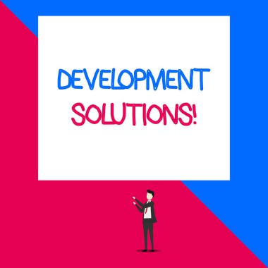 Geliştirme çözümlerini gösteren Not yazma. İş fotoğraf vitrine şirket dayalı verimli planlama ihtiyacı izole görünüm adam ayakta yukarı iki el büyük dikdörtgen işaret.