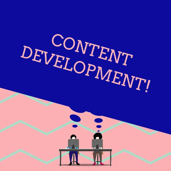 Word Writing Text Content Development. Geschäftskonzept für spezialisierte Grafik-Design-Multimedia-Dokumentation Mann mit lila Hose sitzt auf Stuhl sprechen mit Kollegen in der Nähe Computertisch. — Stockfoto