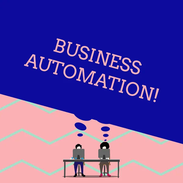 Woord tekst schrijven Business Automation. Business concept voor voor digitale transformatie gestroomlijnd voor eenvoud man met paarse broek zitten op stoel praten met collega in de buurt van computer tafel. — Stockfoto