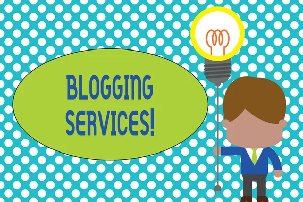 Szó írás szöveg blogging Services. Üzleti koncepció a szociális hálózati létesítmény informatív újságírás állandó ember nyakkendő gazdaság plug socket villanykörte kapcsolódni ötlet. Indítási. — Stock Fotó