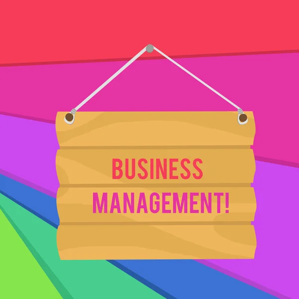 Woord tekst schrijven Business Management. Business concept voor het toezicht op de coördinatie van bedrijfsactiviteiten het aansluiten van lege bord plaat. Lege houten bord met Lope voor hang. — Stockfoto