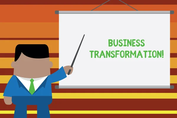 Woord tekst schrijven Business transformatie. Business concept voor het uitlijnen van hun handelsmodellen met strategie verbetering zakenman staande in front projector scherm wijzend projectidee. — Stockfoto