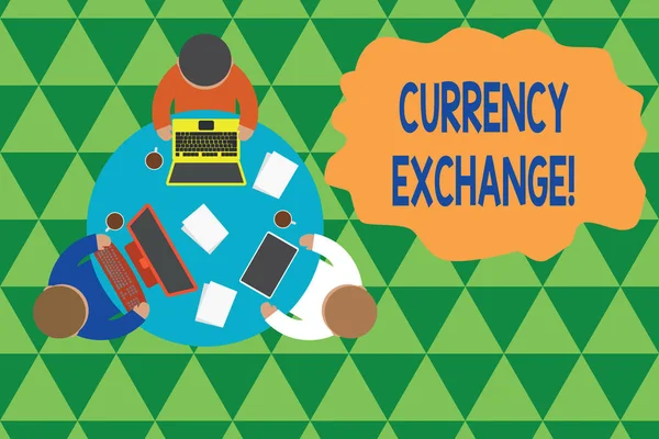 Menulis catatan yang menunjukkan Mata Uang Exchange. Foto bisnis yang menampilkan proses mengubah satu mata uang menjadi meja kerja ForEx lainnya Cangkir kopi perangkat elektronik untuk karyawan laki-laki . — Stok Foto