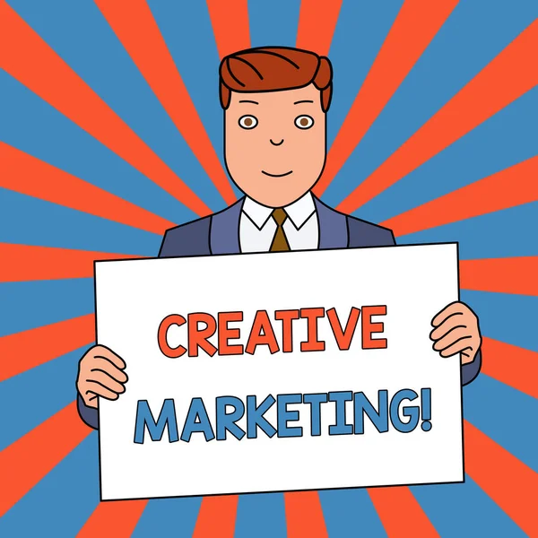 Słowo pisanie tekstu Creative Marketing. Koncepcja biznesowa dla kampanii do spełnienia wymagań reklamowych uśmiechnięty mężczyzna Holding formalne Suit Big blank plakat Board przed siebie. — Zdjęcie stockowe