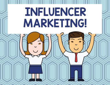 Influencer Marketing gösteren metin işareti. Potansiyel hedef müşterileri etkileyen kavramsal fotoğraf endorser Iki eller ile büyük boş poster kurulu yük Holding gülümseyen Insanlar.