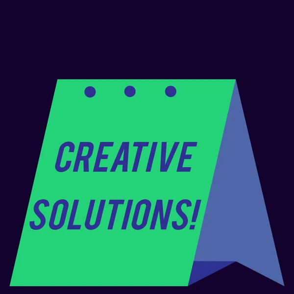 El yazısı metni Creative Solutions. Kavram anlamı orijinal ve benzersiz bir yaklaşım sorunu çözme modern taze ve basit tasarım takvim sert katlanmış kağıt malzeme kullanarak. — Stok fotoğraf