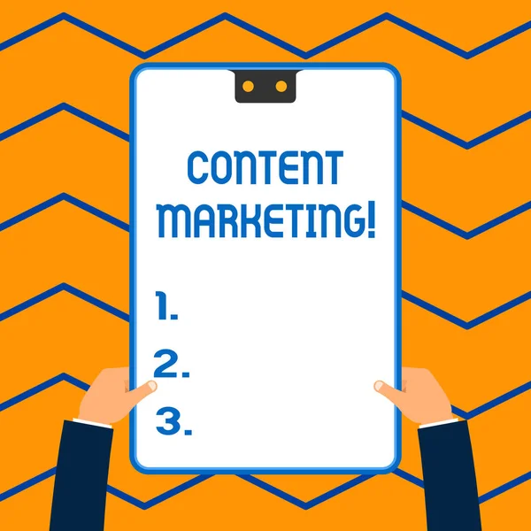 Word skriver text Content Marketing. Affärs idé för innebär skapande och delning av online-material vit rektangel Urklipp med blå ram har två hål håller med händerna. — Stockfoto
