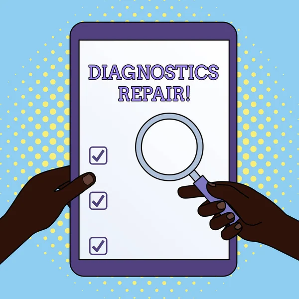 Texto de escritura de palabras Diagnósticos Reparación. Concepto de negocio para un programa o rutina que ayuda a un usuario a identificar errores Manos sosteniendo la lupa contra la tableta de pantalla táctil apagada . — Foto de Stock