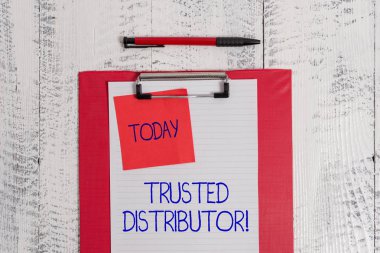 Güvenilir dağıtıcı gösteren Not yazma. Ticari fotoğraf vitrinde yetkili Tedarikçi güvenilir toptan temsilcisi Pano kağıt levha yapışkan not balpoint Vintage ahşap arka plan.