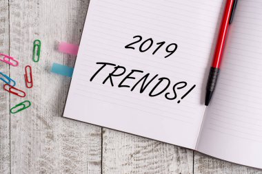 Kavramsal el yazma 2019 trendleri gösteriyor. Bir şey geliştirmek veya değişen Notebook sabit klasik ahşap zemin üzerine yerleştirilen iş fotoğraf metin genel yönü.