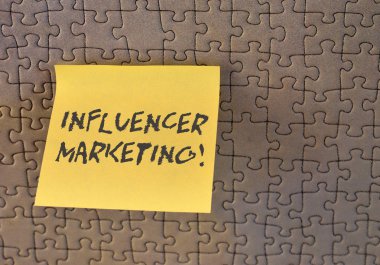 Influencer Marketing gösteren Not yazma. Potansiyel hedef müşterileri etkileyen endorser vitrin iş fotoğraf kare kağıt parça gösterimi dokulu cam pencereye sopa.