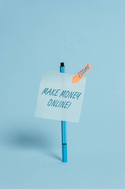 Make Money Online gösteren Not yazma. Freelancing veya pazarlama ballpoint renkli yapışkan not ok Banner barışçıl serin arka plan gibi internet kullanarak kar yapma vitrine iş fotoğraf.