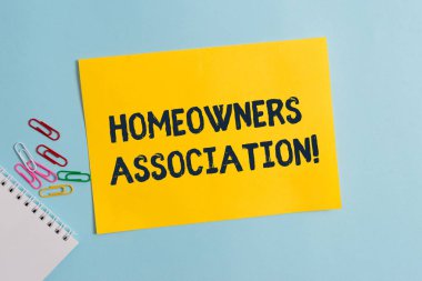 Ev sahipleri Derneği gösteren metin işareti. Kavramsal fotoğraf organizasyon Gated Community için ücret ile düz karton ve yazı ekipmanları pastel renk zemin üzerine yerleştirilmiş.