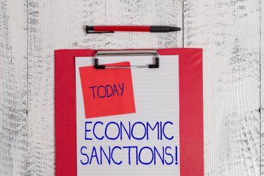 Ekonomik yaptırımlar gösteren Not yazma. İş Fotoğraf vitrin ceza ceza başka bir ülkede ticaret savaş Pano kağıt levha yapışkan not balpoint Vintage ahşap arka planda tahsil.