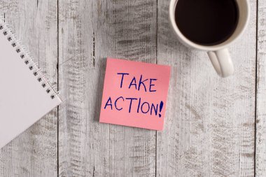 Word yazma metin eylem alın. İş kavramı için resmi ya da problem ile amaç elde etmek için uyumlu bir şey sabit ahşap masanın üstünde bir fincan siyah kahve yanında yerleştirilir.