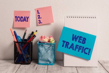 Web trafiğini gösteren Not yazma. Web sitesine ziyaretçi tarafından gönderilen ve alınan veri miktarını sergileyen iş fotoğrafı yapışkan notlar kartı duvar sarmal Notebook 2 Mesh kalem kaplar çalışma masası.