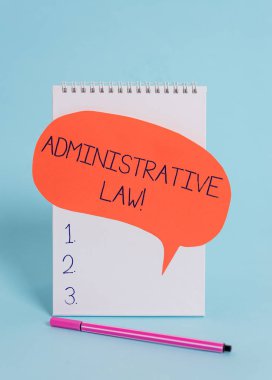 El yazısı metin yazma Idari hukuku. Kavram anlamı kural kuralları vücut bir hükümet tarafından oluşturulan siparişler boş spiral Not defteri konuşma kabarcık kalem yalan serin arka plan ayakta.