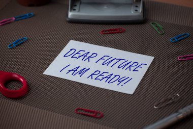 Word yazma metin sevgili gelecek ben hazırım. Devlet eylem durumu için iş kavramı tam olarak hazırlanmış makas ve yazı ekipmanları artı dokulu zemin üzerinde düz levha.