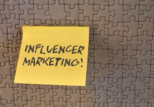 Influencer Marketing gösteren Not yazma. Potansiyel hedef müşterileri etkileyen endorser vitrin iş fotoğraf kare kağıt parça gösterimi dokulu cam pencereye sopa.