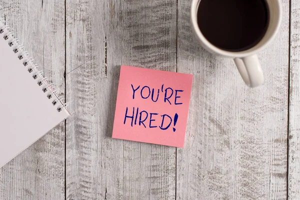 Word yazma metni Işe alındın. Huanalysis kaynakları tarafından kullanılan iş kavramı çalışan o iş var olduğunu gösterir sabit ahşap masanın üstünde bir fincan siyah kahve yanında yerleştirilir.