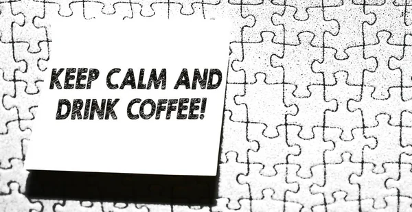Tulisan kata Keep Calm And Drink Coffee. Konsep bisnis untuk mendorong demonstrasi untuk menikmati minuman kafein dan mengendurkan potongan kertas catatan persegi yang digunakan untuk memberikan notasi mengenai latar belakang teka-teki — Stok Foto